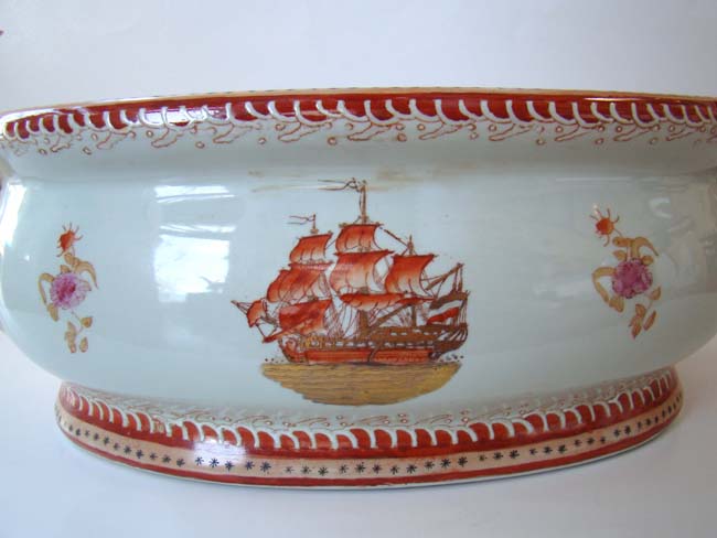 A fine Chinese Export Porcelain "Armorial Style" bowl — image 4